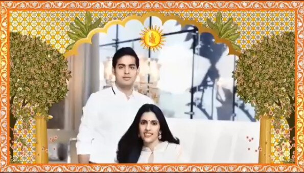 કાર્ડની શરૂઆત શ્લોકા અને આકાશ અંબાણીની તસવીર તથા SA (શ્લોકા-આકાશ)ના લોગો સાથે થાય છે.