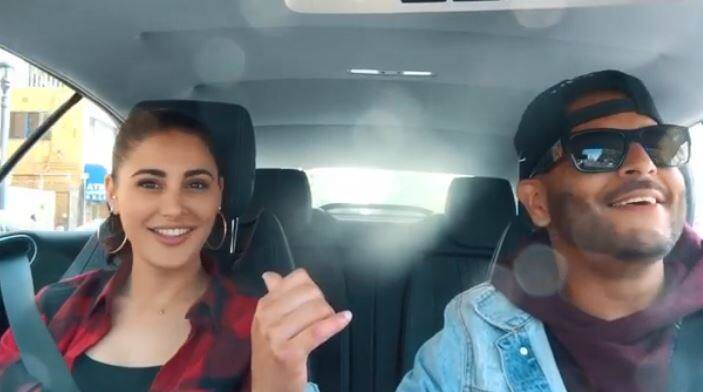 કારમાં નરગિસ અને મેટ એલોન્ઝો