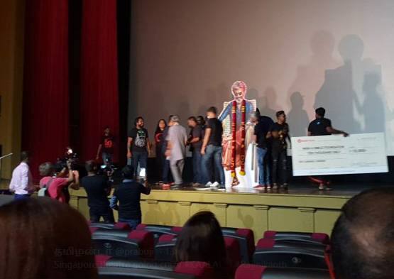 અનેક રજની ફેન્સ સિનેમાઘરોની બહાર અને અંદર ડાન્સ કરતા જોવા મળ્યા હતા. કાલાનો શો શરૂ થતા પહેલાં જ રનીકાંતના પોસ્ટરની આરતી ઉતારવામાં આવી હતી.