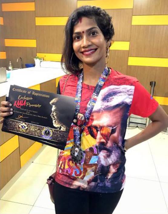 રજનીકાન્તના ફેન્સ થિયેટરની બહાર ફિ્લ્મના પોસ્ટરવાળી ટી શર્ટ પહેરેલા નજરે પડ્યા હતા.