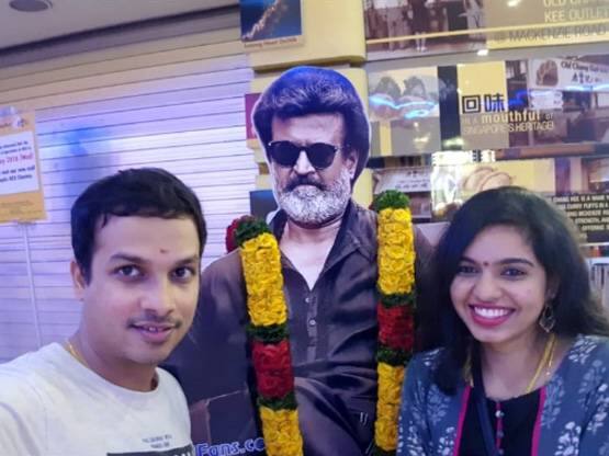 કાલાના પોસ્ટર પાસે તસવીર ખેંચાવતા રજનીકાન્તના ફેન્સ