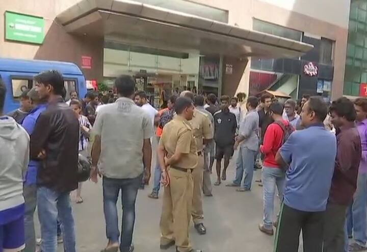 બેંગ્લોરના લીડો મોલમાં પણ રજનીકાન્તના ફેન્સે લાઇનો લગાવી હતી.