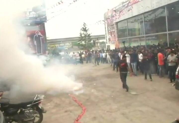 કાલાની રિલીઝનો જશ્ન ફેન્સ થિયેટરની બહાર આતશબાજી કરીને મનાવી રહ્યા છે. દેશભરમાં રજનીફેન્સ તેના થલાઇવા માટે ક્રેઝ જોવા મળી રહ્યો છે.