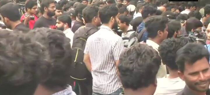 સવારના 4 વાગ્યાના શોમાં ફેન્સની લાંબી લાઇનો જોવા મળી હતી.