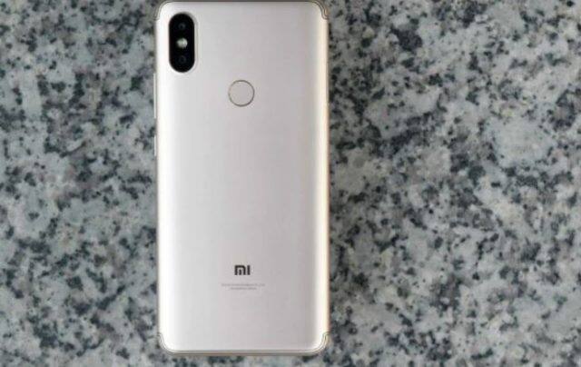 તેના રિયર કેમેરાની વાત કરીએ તો એક કેમેરા 5 મેગાપિક્સલ અને બીજો કેમેરા 12 મેગાપિક્સલનો આપવામાં આવ્યો છે. ફોન એન્ડ્રોઈડ ઓરિયો 8 પર કામ કરે છે અને ક્વાલકોમનું સ્નેપડ્રેગન 625 પ્રોસેસર આપવામાં આવ્યું છે. Redmi Y2નો સ્ટેન્ડાબાય ટાઈમ 31 દિવસનો છે. તેની બેટરી એક વખત ચાર્જ કર્યા બાદ સતત 10 કલાક સુધી વીડિયો જોઈ શકાય છે.