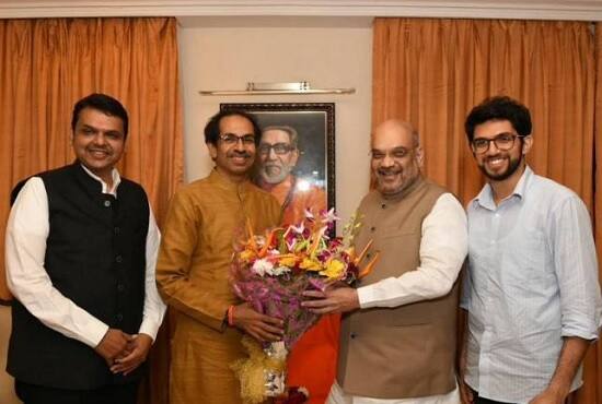 મુંબઈ: કેન્દ્ર અને મહારાષ્ટ્રમાં સત્તા પર બેસેલ ભાજપની સહયોગી શિવસેનાએ એકવાર ફરી બીજેપી પર ટિપ્પણી કરતાં જણાવ્યું હતું કે, ભાજપનો આ તો ‘ડ્રામા’ ચાલુ છે. શિવસેના પ્રમુખ ઉદ્ધવ ઠાકરેએ બીજેપી અધ્યક્ષ અમિત શાહ સાથે મુલાકાત બાદ કહ્યું હતું કે, હવે કંઈ પણ થાય આ બધું ‘ડ્રામા’ છે.