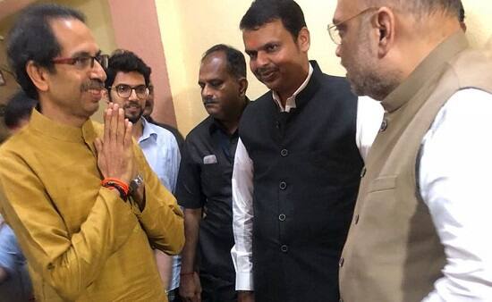 બુધવારે અમિત શાહે ઉદ્ધવ ઠાકરે સાથે મુલાકાત કરી હતી. શિવસેના અધ્યક્ષે મુંબઈના પાલઘરમાં એક જનસભાને સંબોધતા દાવો કર્યો હતો કે, હારનો સામનો કરી રહેલ શિવસેના ઉમેદવાર શ્રીનિવાસ વાનગાએ બીજેપીને ‘ડરાવી’ દીધી છે.