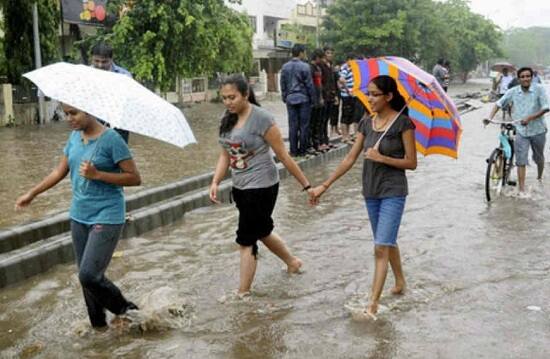 અમદાવાદ: છેલ્લા કેટલાય દિવસથી ગરમીથી કંટાળીને રાહ જોઈને બેસી રહેલ ગુજરાતીઓ માટે સારા સમાચાર છે. હવે ગુજરાતમાં પણ વરસાદી અસર જોવા મળશે. અપર એર સાયક્લોનિક સરક્યુલેશનની અસરથી ગુજરાતમાં પણ 72 કલાકમાં વરસાદ પડવાની આગાહી કરવામાં આવી છે. આગામી 9થી 12 જૂનના રોજ દક્ષિણ ગુજરાતના ભાવનગર, અમરેલી, વલસાડ, સુરત નવસારી સહિતના જીલ્લામાં વરસાદની ધમાકેદાર એન્ટ્રી થશે.