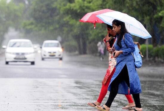 નોંધનીય છે કે આજે વહેલી સવારે રાજસ્થાનના બીકાનેરમાં વાવાઝોડા સાથે ધોધમાર વરસાદ વરસ્યો હતો જેના કારણે સમગ્ર વિસ્તારમાં પાણી જ પાણી જોવા મળ્યું હતું. આ ઉપરાંત વાવાઝોડાંના કારણે ઘણી જગ્યાએ ઝાડ પણ પડી ગયા હતાં.