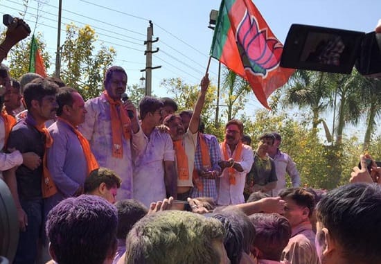 ભાવનગર: ગુજરાતમાં વિધાનસભા ચૂંટણી પછી પણ રાજકારણ જોરશોરમાં ચાલી રહ્યું છે ત્યારે હાલ કોંગ્રેસનો મોદી સરકાર માટે જોરદાર વિરોધ ચાલી રહ્યો છે. જ્યારે આજે ભાવનગર ભાજપમાં ભડકો જોવા મળ્યો હતો. જેના કારણે રાજકારણમાં ગરમાવો જોવા મળ્યો હતો. ભાવનગર ભાજપના ઉપાધ્યક્ષની ફરજ પરની જવાબદારી નિભાવી રહેલ પ્રકાશ વાઘાણીએ રાજીનામું આપી દીધું છે. 
