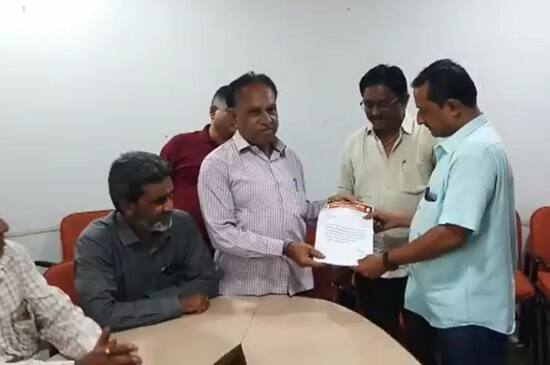 સુત્રોના જણાવ્યા પ્રમાણે, લોકોના પ્રશ્નોની વારંવાર રજુઆત કરેલી હોવા છતાં પણ કોઈ પણ જાતનો નિકાલ ન કરતાં પ્રકાશ વાઘાણીએ રાજીનામું આપ્યો હોવાનું જાણવા મળ્યું છે. 