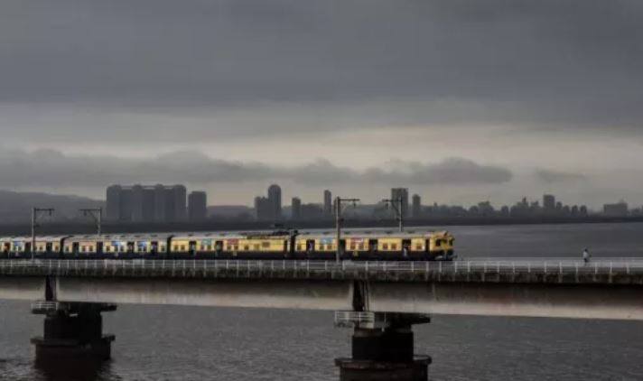 જ્યારે ભિવંડી, કાલવા મુંબ્રા, લોકમાન્ય નગરમાં ઘણા કલાકો સુધી વિજ પુરવઠો ખોરવાયો હતો. મુંબઈ સહિત મહારાષ્ટ્રના લોકોને હાલ રાહત મળવાની પણ આશા નથી. હવામાન વિભાગ મુજબ, આજથી 12 જૂન સુધી ભારે વરસાદની સંભાવના છે. હવામાન વિભાગે કહ્યું કે દક્ષિણ પશ્ચિમ મોનસૂન પહેલેથી જ સક્રિય થવાના કારણે કર્ણાટક, ગોવા અને દક્ષિણ મહારાષ્ટ્રમાં આગામી કેટલાક દિવસો સુધી ભારે વરસાદ ચાલું રહેશે.