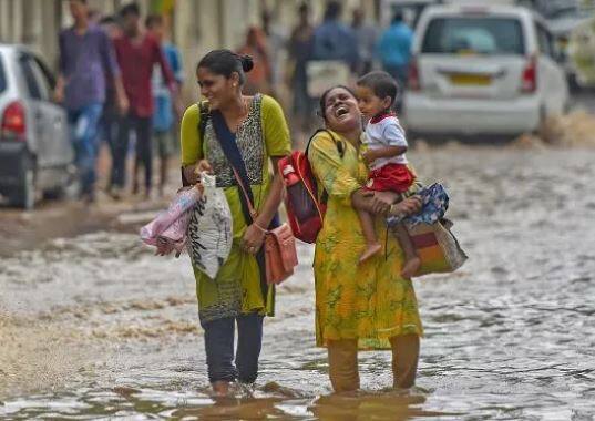 મુંબઈમાં વહેલી સવારથી જ ધોધમાર વરસાદ શરૂ થયો છે. અંધેરી, સાકીનાકા, કુર્લા સહિત અનેક વિસ્તારમાં પાણી ભરાયાં છે. આજે દિવસભર ભારે વરસાદની હવામાન વિભાગની આગાહી છે.