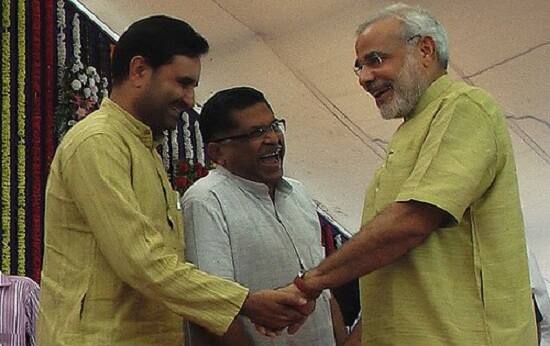 PM મોદીની હત્યાનાં ષડયંત્ર મુદ્દે કોંગ્રેસના નેતા શક્તિસિંહ ગોહિલનું પણ નિવેદન સામે આવ્યું છે. જેમાં તેમને વડાપ્રધાન મોદી પર વાર કરતા જણાવ્યું હતું કે, પીએમ આતંકવાદનાં ખતરાની વાત કરીને સહાનુભૂતિ લૂંટી રહ્યા છે. ત્યાં જ તેમણે એવું પણ કહ્યું હતું કે દેશમાં નકલી એન્કાઉન્ટરની ઘટનાઓ પણ થતી રહી છે.