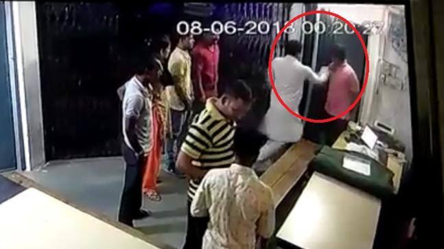 ધારાસભ્ય ચંપાલા દેવડા પોતાના ભત્રીજા અને સમર્થકો સાથે ઉદયનગર પોલીસ સ્ટેશન પહોંચ્યા અને પોલીસ કોન્સટેબલને માર માર્યો. સીસીટીવી ફૂટેજમાં જોવા મળી રહ્યું છે કે આ દરમિયાન સ્ટાફ મુકપ્રેક્ષક બની બધું જોતો રહ્યો હતો. થપ્પડ ખાનારો કોન્સટેબલ પણ ચુપચાપ ઉભો રહ્યો હતો.