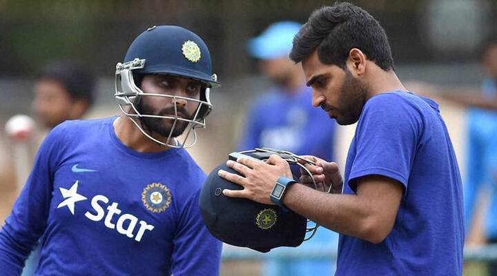 ભુવનેશ્વરે ડ્રેસિંગ રૂમના રહસ્યોનો ઘટસ્ફોટ કરતા કહ્યું કે રવિન્દ્ર જાડેજા માણસની સમજની પણ બહાર હોય એ હદ સુધી જુઠ્ઠુ બોલી શકે છે. અનેકવાર જાડેજા આવું સમજી વિચારીને કરે છે પરંતુ ક્યારેક તો તે સ્વાભાવિક રીતે જ નીકળી જાય છે. જોકે કોહલી આપસા હોય ત્યારે જાડેજા પોતાની જાત પર કાબુ રાખે છે.