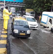 મુંબઈમાં ફરી શરૂ થયો ધોધમાર વરસાદ, અનેક વિસ્તારો પાણીમાં ગરકાવ, આવા થયા લોકોના હાલ