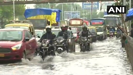 મૂશળધાર વરસાદને કારણે મુંબઈમાં જનજીવન અસ્તવ્યસ્ત થઈ ગયું છે. મુંબઈ અને ઉપનગરીય શહેરોમાં ભારે વરસાદની સંભાવનાઓને કારણે એલર્ટ પણ જાહેર કરી દેવામાં આવ્યું છે.