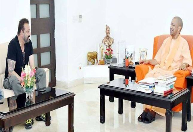 સંજય દત્તે સીએમ યોગીને જણાવ્યું કે, તે યુપીના જોનપુર રોડ સ્થિત મોસાળના ચિલબિલા ગામને દત્ત લેવા ઈચ્છુક છે. સંજય દત્તની માતા નરગિસ દત્તનું પૈતૃક ધર ચિલબિલામાં હોવાનું કહેવાય છે. 
