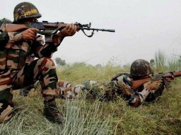 રક્ષા મંત્રાલયના પ્રવક્તાએ માહિતી આપી હતી કે આ વર્ષે પાકિસ્તાન 1000 થી વધુ વાર સીઝફાયરનું ઉલ્લંઘન કરી ચૂક્યુ છે. તેમને કહ્યું કે, ઘૂસણખોરી કરવાની તાકમાં બેઠેલા આતંકીઓને કરવા આપવા માટે પાકિસ્તાન આમ કરી રહ્યું છે.