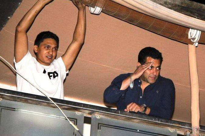 હરિયાણા ઉપરાંત પંજાબ, રાજસ્થાન, ચંદીગઢ પોલીસ પણ નેહરાને શોધતી હતી. વર્ષોથી પોલીસ પકડથી દૂર નેહરાના માથે રોકડ ઈનામથી પણ જાહેરાત કરવામાં આવી હતી. શાર્પ શૂટર સંપત નેહરા રાજસ્થાનના ચુરુ જિલ્લાના ક્લોરી ગામનો રહેવાસી છે.