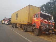 સુરતઃ કિમ નજીક કારને બચાવવા જતાં લક્ઝરી બસ અને કન્ટેનર વચ્ચે થયો અકસ્માત, ડ્રાઇવર સહિત 4નાં મોત