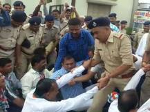 ખેડૂતોના સમર્થનમાં કોંગ્રેસનો જોરદાર વિરોધ, ધાનાણીની ટીંગાટોળી કરી લઇ ગઇ પોલીસ