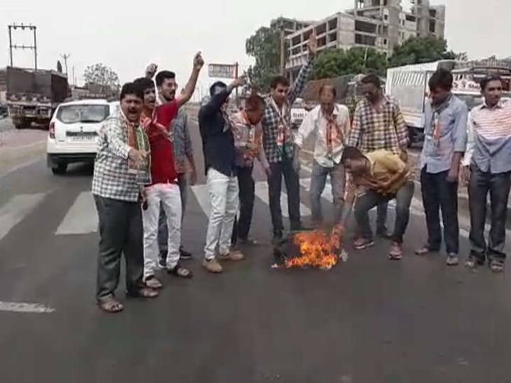 અમરેલીના વડિયામાં વિપક્ષ નેતા પરેશ ધાનાણી સહિત ખેડૂતોએ રસ્તો રોકી ચક્કાજમ કર્યો હતો. ઘટનાને પગલે ડીવાયએસપી સહિતનો મોટો પોલીસ કાફલો ઘટનાસ્થળે દોડી ગયો હતો. સરકાર વિરૂદ્ધ સૂત્રોચ્ચાર કરી દેવા માફ કરો નહીંતર ભાજપને સાફ કરોના નારા લાગ્યા હતા. પોલીસે આંદોલનકારીઓની ટિંગાટોળી કરી 100 જેટલા કાર્યકરોની અટકાયત કરી હતી.