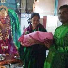 6 મહિનાની પુત્રી સાથે \'દયા ભાભી\' પહોંચ્યા તિરુપતિ મંદિર, વાયરલ થઇ તસવીર