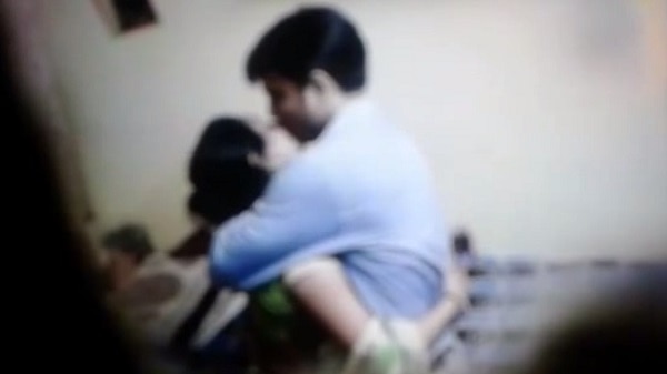 ડોક્ટર વીડિયો વાયરલ કરી દેવાની ધમકી આપીને મહિલાઓ પાસેથી રૂપિયા પડાવતો હતો. આ ઘટનામાં કમ્પાઉન્ડરે પણ મહિલા દર્દીઓને પોતાની હવસનો શિકાર બનાવી છે તેવી પણ ચર્ચા છે. વીડિયોના બહાને બ્લેકમેઈલ કરીને તે પણ યુવતીઓ સાથે શારીરિક સંબંધો બાંધતો હોવાની ચર્ચા છે.