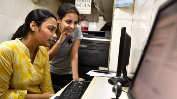 અગાઉ, આ વર્ષે 1,60,716 વિદ્યાર્થીઓ IITની પરિક્ષા માટે નોંધણી કરાવી હતી. ગત વર્ષે 1,72,024 ઉમેદવારો રજીસ્ટર થયા હતા. આ વર્ષે, લગભગ 70,000 ઉમેદવારોએ JEE મેઇનમાં ક્વોલિફાઇંગ થયા પછી પણ નોંધણી કરાવી ન હતી. 2016માં, JEE એડવાન્સ માટે રજીસ્ટ્રેશન મેળવતા ઉમેદવારોની સંખ્યા 1,55,948 હતી. JEE એડવાન્સમાં 2016માં 36,566 ઉમેદવારો સફળ થયા હતા અને 2017માં 50,455 ઉમેદવારો સફળ થયા હતા.