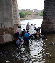 રાજકોટ: કુવાડવા નજીક ટેમ્પો બ્રિજ પરથી નીચે ખાબક્યો, 3ના મોત, 14ને ઈજા