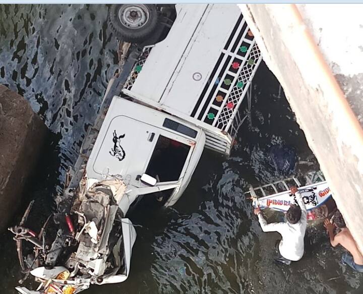 રાજકોટ: રાજકોટના કુવાડવા ગામ નજીક રામપર બેટી પાસે ટેમ્પો બ્રિજ પરથી ખાબકી જતા 2નાં મોત થયા છે.જ્યારે આઠ જેટલા લોકોને ઈજા પહોંચી છે. રામપર બેટી બ્રિજ પરથી ટેમ્પો નીચે ખાબકી જતા ગમ્ખવાર અકસ્માત સર્જાયો હતો.