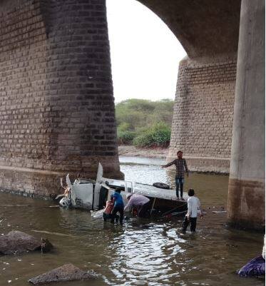 ઘટનાને પગલે ચારથી વધુ એમ્બ્યુલન્સ દોડી ગઇ હતી અને ઇજાગ્રસ્તોને સારવાર માટે હોસ્પિટલે ખસેડવામાં આવ્યા છે. સ્થાનિક લોકો દોડી આવી યુટિલીટીમાં ફસાયેલા લોકોને બહાર કાઢી બચાવ્યા હતા. પ્રાથમિક તપાસમાં ચાલકે સ્ટિયરિંગ પરથી કાબૂ ગુમાવતા યુટિલીટી પુલ પરથી નદીમાં ખાબકી હતી.