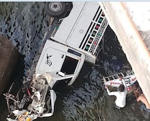 રાજકોટ: કુવાડવા નજીક ટેમ્પો બ્રિજ પરથી નીચે ખાબક્યો, 3ના મોત, 14ને ઈજા