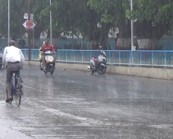 જોકે, 20 જુન સુધી છુટાછવાયા વરસાદી ઝાપટા પડે તેવી શક્યતા છે. હવામાન સુત્રોના જણાવ્યા પ્રમાણે, મોનસુન એડવાન્સ હોવાથી 8થી 10મી જુન વચ્ચે અમદાવાદ સહિત ગુજરાતમાં પ્રિ-મોનસુન એક્ટિવિટી અને 10થી 12 જુન વચ્ચે દરિયાકાંઠાના વિસ્તારોમાં મધ્યમથી ભારે વરસાદની શક્યતા હતી.