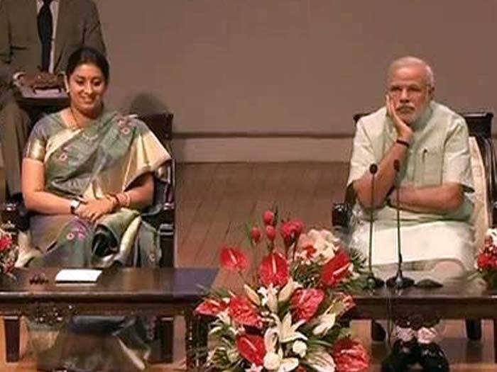 કોંગ્રેસ ધારાસભ્ય અમિત ચાવડાએ પોતાના ટ્વીટમાં લખ્યું હતું, 'સ્મૃતિ ઇરાની પર પોતાના સાંસદ નીધિનો દુરપયોગનોનો પણ આરોપ લગાવ્યો છે. ગુજરાતમાંથી રાજ્યસભાના સાંસદ સ્મૃતિ ઇરાની પર ચાવડાએ આરોપ લગાવ્યો, 'સ્મૃતિ ઇરાની અને તેમના સ્ટાફે શારદા મજૂર કામદાર સહકારી મંડળીનો ઠેકો આપવા માટે અધિકારીને મજબૂર કર્યા.'