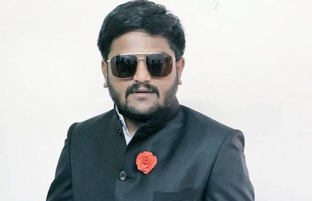 હાર્દિકે કહ્યું કે, જો આપણા વિચારો એવા છે કે આપણે હજુ પણ સની લિયોનીને તેની જૂની છબિ પ્રમાણે જોતા હોય તો આ દેશ ક્યારેય પણ બદલી શકે નહીં. બોલિવૂડમાં એક્ટિંગ કરી ચૂકેલી પૂર્વ પોર્ન સ્ટાર પણ ઇચ્છે છે કે તેને ફિલ્મ એક્ટ્રેસ તરીકે પૂર્ણ સન્માન મળે. 