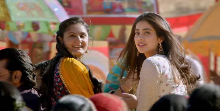 ટ્રેલર લૉન્ચ પર ઇશાન ખટ્ટરની માં નીલિમાં અઝીમ પણ પહોંચી, આ દરમિયાન તેને પોતાના પુત્ર ઇશાનને લઇને કહ્યું, આ ખાસ પ્રસંગે તે ખુબ જ ખુશ છે. તેમને કહ્યું આજથી 15 વર્ષ પહેલા મારો મોટા પુત્રી શાહિદ પણ ઇન્ડસ્ટ્રીમાં લૉન્ચ થયો હતો. આટલા વર્ષો બાદ હવે ઇશાન લૉન્ચ થવા જઇ રહ્યો છે, તે પણ ધર્મા પ્રૉડક્શનના બેનર હેઠળ, મારા માટે આનાથી વધારે આનંદની વાત બીજી કઇ હોય શકે છે. 
