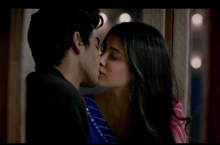 વળી, જો જ્હાનવીની વાત કરીએ તો, જ્હાનવીનું જીવનના આ ખાસ પ્રસંગે તેની મા શ્રીદેવી આ ખાસ પ્રસંગે તેની પાસે નથી, પણ તેને ફિલ્મના કેટલાક ભાગ જોયા હતા. શ્રીદેવી પોતાની પુત્રીની પહેલી ફિલ્મને લઇને ખુબજ ઉત્સાહિત હતી અને તેને મોત પહેલા થોડાક સમય પહેલાજ ફિલ્મની 25 મિનીટની ક્લિપ જોઇ હતી. તેને તેમાં કેટલાક ફેરફાર અને સૂચનો પણ જ્હાનવીને આપ્યા હતા. 