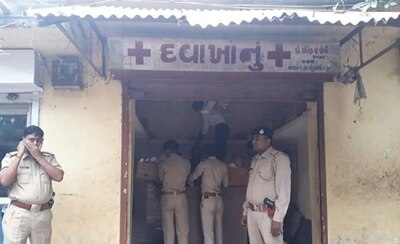 મહિલા દર્દીઓ સાથે શારીરિક સંબંધ બાંધનાર લંપટ ડોક્ટરના ક્લિનિકમાંથી પોલીસને શું-શું મળ્યું? જાણીને ચોંકી જશો