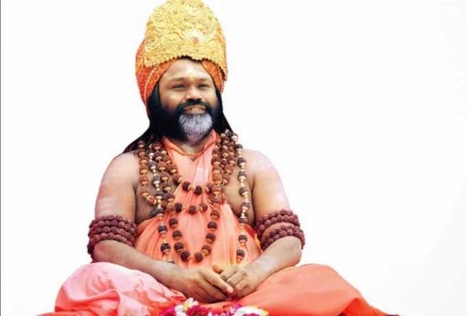 ઉલ્લેખનીય છે કે, દાતી મહારાજ ચેનલો પર રાશિફળ અને જ્યોતિષ સંબંધિત કાર્યક્રમોમાં જોવા મળે છે. દક્ષિણ દિલ્હીના ફતેહપુર બેરીમાં તેમને આશ્રમ છે. કેટલીક જાણીતી અને મોટી હસ્તીઓ અહીં આવે છે. મહિલાએ ફરિયાદમાં કહ્યું કે શનિધારની અંદર બે વર્ષ પહેલા મહારાજે તેનું યૌન શોષણ કર્યું. સમાજમાં બદનામી અને ડરના કારણે તેણે પહેલા ફરિયાદ ન કરી.