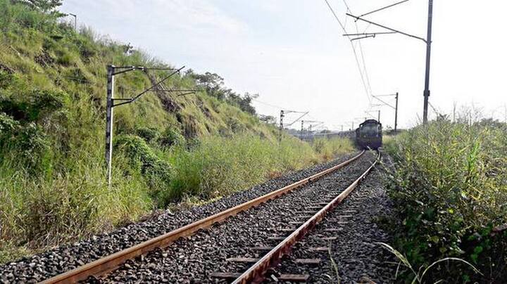 તાજેતરમાં જ ગયા મહિને જ રેલ્વેએ આ બંને એપને લોન્ચ કરવાની જાહેરાત કરી હતી. એપનો ઉપયોગ કરતા મુસાફરે પહેલા એ સિલેક્ટ કરવું પડશે કે તેઓ કઇ ટ્રેનમાં મુસાફરી કરી રહ્યાં છે. 