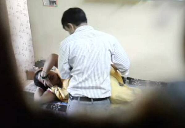 વડોદરાના એક ડૉક્ટર પોતાની મહિલા દર્દીઓ સાથે પોતાના ક્લિનિકમાં જ શારીરિક સંબધો બાંધતા હોય તેવા 25 જેટલા વીડિયો વાયરલ થતાં ખળભળાટ મચી ગયો છે. ડોક્ટર ક્લિનિકમાં મહિલા દર્દીઓને તપાસવાના બહાને અંદર લઈ જતો ને પછી તેમની સાથે શારીરિક સંબંધો બાંધતો એવું આ વીડિયોમાં સ્પષ્ટ દેખાય છે.