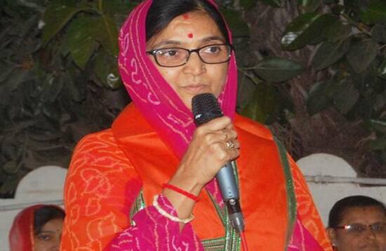 ગાંધીનગર: સોરાષ્ટ્રના ગોંડલનાં ધારાસભ્ય ગીતાબા જયરાજસિંહ જાડેજાને ધારાસભ્ય તરીકે અન્ય ધારાસભ્યોની જેમ ગાંધીનગર સેક્ટર 21નાં એમએલએ ક્વાર્ટરમાં 3-12માં નંબરનું મકાન ફાળવવામાં આવ્યું છે. જેમાં ધારાસભ્યનાં ભત્રિજા પરીવાર સાથે રહે છે.