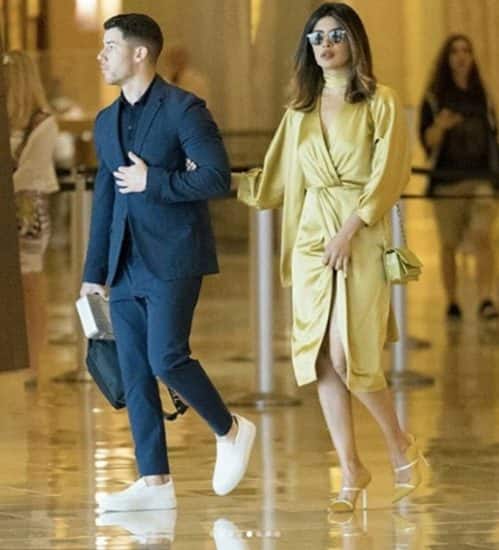 નવી દિલ્લી: પ્રિયંકા ચોપરા અને નિક જોનસની તસવીરો હાલ સોશ્યલ મીડિયા પર વાયરલ થઈ રહી છે. આ તસવીરોમાં પ્રિયંકા હૉલિવુડ સિંગર નિક સાથે હાથોમાં હાથ નાખી જોવા મળી હતી. એકબીજાને ડેટ કરી રહ્યા હોવાની અફવાહ વચ્ચે ફરી એકવાર પ્રિયંકા અને નિક એરપોર્ટ પર સાથે જોવા મળ્યા હતા.