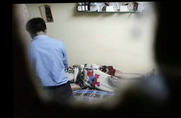 વડોદરા: વડોદરા પાસેના અનગઢ ગામમાં લંપટ ડોક્ટર પ્રતિક જોશી પોતાની દર્દી યુવતીઓ સાથે સેક્સ માણતો એ ઘટનામાં અંતે પોલીસ ફરિયાદ નોંધાઈ છે. ડોક્ટરની સેક્સલીલાના 25 વીડિયો વાયરલ થયા છે જેમાં લંપટ ડોક્ટર અલગ-અલગ મહિલા દર્દીઓ સાથે સેક્સ માણતો જોવા મળ્યો હતો. જેમાં ડોક્ટરના ક્લિનિકમાં નોકરી કરી રહેલ કમ્પાઉન્ડરે દિલીપ ગોહિલે ધડાકો કર્યો હતો.