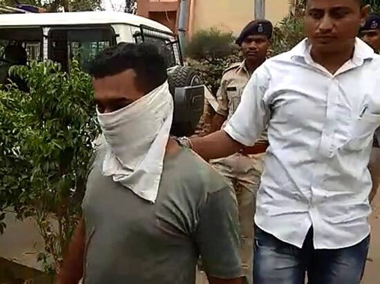 ક્લિનિકમાં નોકરી કરી રહેલ કમ્પાઉન્ડર દિલીપ ગોહિલે જણાવ્યું હતું કે, ડોક્ટર પ્રતિક જોષી મહિલા દર્દીઓ સાથે સેક્સ માણતા હતા જે ખોટું થતું હતું એટલે વીડિયો બનાવ્યા હતા. આ બાબતે મેં ગામના લોકોને પણ જાણ કરી હતી. જ્યારે મેં પાંચ લાખનો તોડ પાડ્યો હતો તે વાત પણ તદ્દન ખોટી છે.