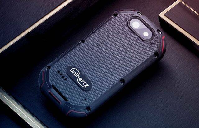 કનેક્ટિવિટી માટે ફોનમાં બ્લૂટૂથ વર્ઝન 4.2, વાઈફાઈ હોટસ્પોટ જેવા ફીચર્સ આપેલા છે. આ ફોન એન્ડ્રોઈડ 8.1 ઓરિયો પર કામ કરે છે.