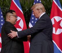 સિંગાપુર મીટિંગમાં કેવી રહી ટ્રમ્પ અને કિમની બૉડી લેગ્વેઝ, તસવીરોમાં જુઓ ઝલક